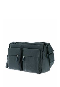 Borsa a tracolla grigia scura in tessuto texturizzato, con due tasche frontali con zip, tracolla regolabile e logo impresso. Forma rettangolare compatta.