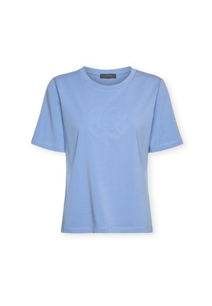 Hellblaues T-Shirt mit kurzen Ärmeln und Rundhalsausschnitt, mit subtil eingeprägtem geometrischem Muster auf der Vorderseite und geradem Saum.