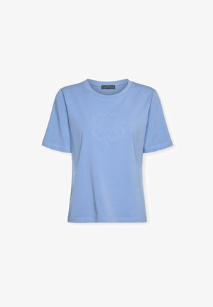 Hellblaues T-Shirt mit kurzen Ärmeln und Rundhalsausschnitt, mit subtil eingeprägtem geometrischem Muster auf der Vorderseite und geradem Saum.