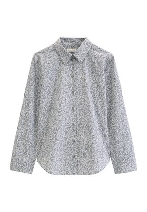 Biała koszula na długi rękaw z małym ciemnym kwiatowym nadrukiem i spiczastym kołnierzykiem, prezentowana na białym tle.