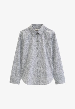 Wit overhemd met lange mouwen, kleine donkere bloemenprint en puntige kraag, weergegeven tegen een witte achtergrond.