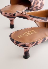 Sandali da donna con tacco basso kitten, stampa leopardata marrone e rosa, cinturini alla caviglia e solette imbottite color tan.