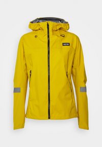 Keltainen vedenpitävä takki, jossa vetoketju edessä, säädettävä huppu, heijastavia yksityiskohtia hihoissa ja logoplässi rinnassa.
