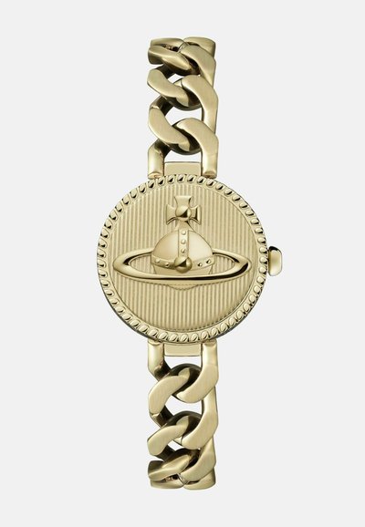 Montre dorée avec un bracelet en maillons et un cadran rond présentant un design semblable à celui de Saturne et un fond texturé.