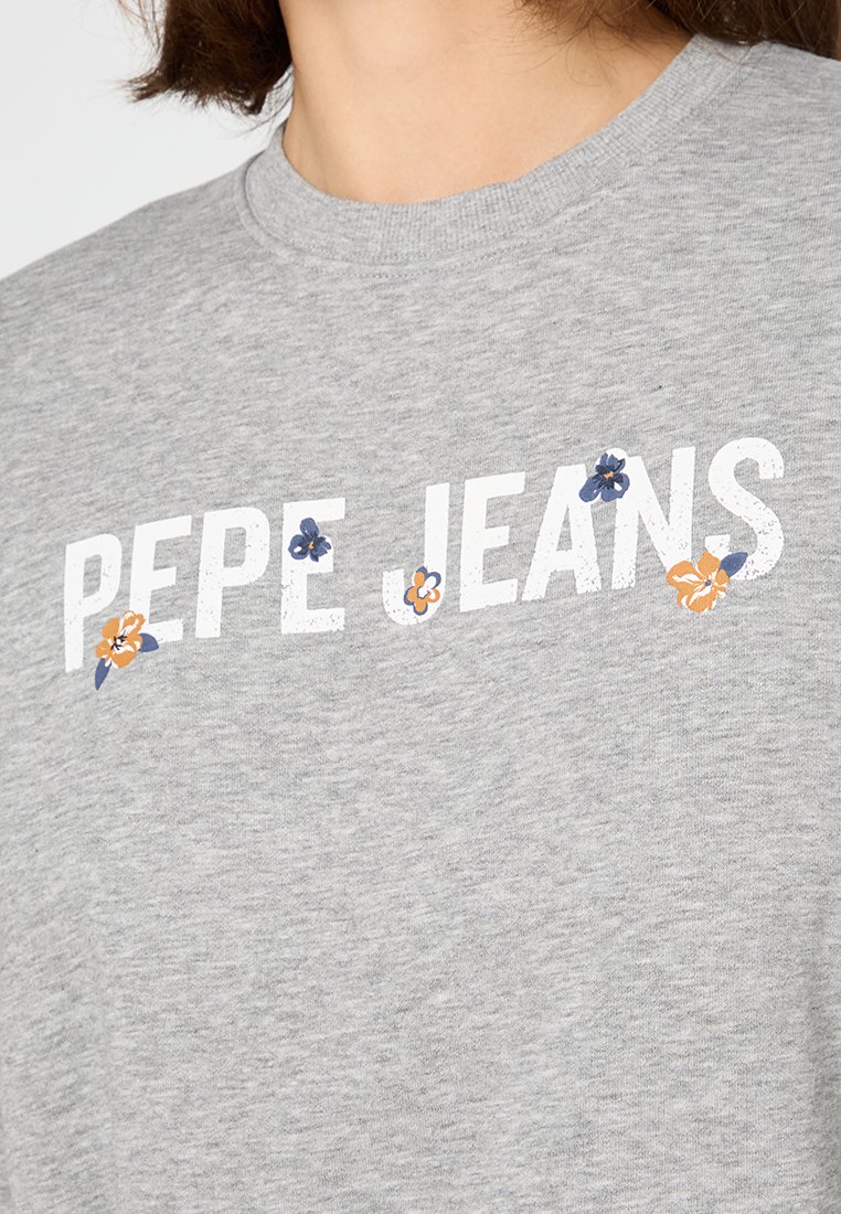 Szara bawełniana koszulka z krótkim rękawem z napisem "PEPE JEANS" w kolorze białym, z drobnymi kwiatowymi akcentami w kolorze niebieskim i pomarańczowym. Okrągły dekolt.