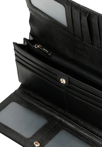 Černá kožená peněženka s více přihrádkami na karty, zipovou kapsou na mince a průhlednými okénky na ID, se zapínáním na patentku a jemnou texturou.