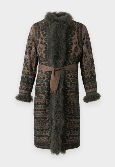 Brūns rakstains halāts ar zaļiem ziedu motīviem, mīkstas kažokādas akcenti apkaklē un piedurknēs, kā arī atbilstošs jostasvīrs. Raksturo grezna tekstūra.