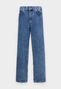 Denim hlače v srednje modri barvi s ravnim krojem. Imajo pet žepov, gumba za zapenjanje in vidno niti. Rahlo obrabljena tekstura.