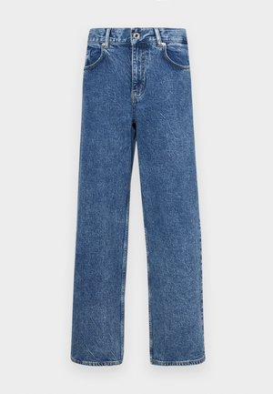 Τζιν παντελόνι σε μεσαίο μπλε χρώμα με κανονική γραμμή. Διαθέτει πέντε τσέπες, κουμπωτή ζώνη και ορατό ραφές. Ελαφρώς φθαρμένη υφή.