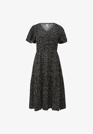 Zwarte jurk met een V-hals en korte pofmouwen. Voorzien van witte onregelmatige stippen, een taille die is aangesnoerd en een tiered rokontwerp.