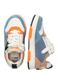 Sportschoenen met blauwe suède, witte mesh en beige accenten. Inclusief heldere oranje details, een rubberen zool en verstelbare bandjes.