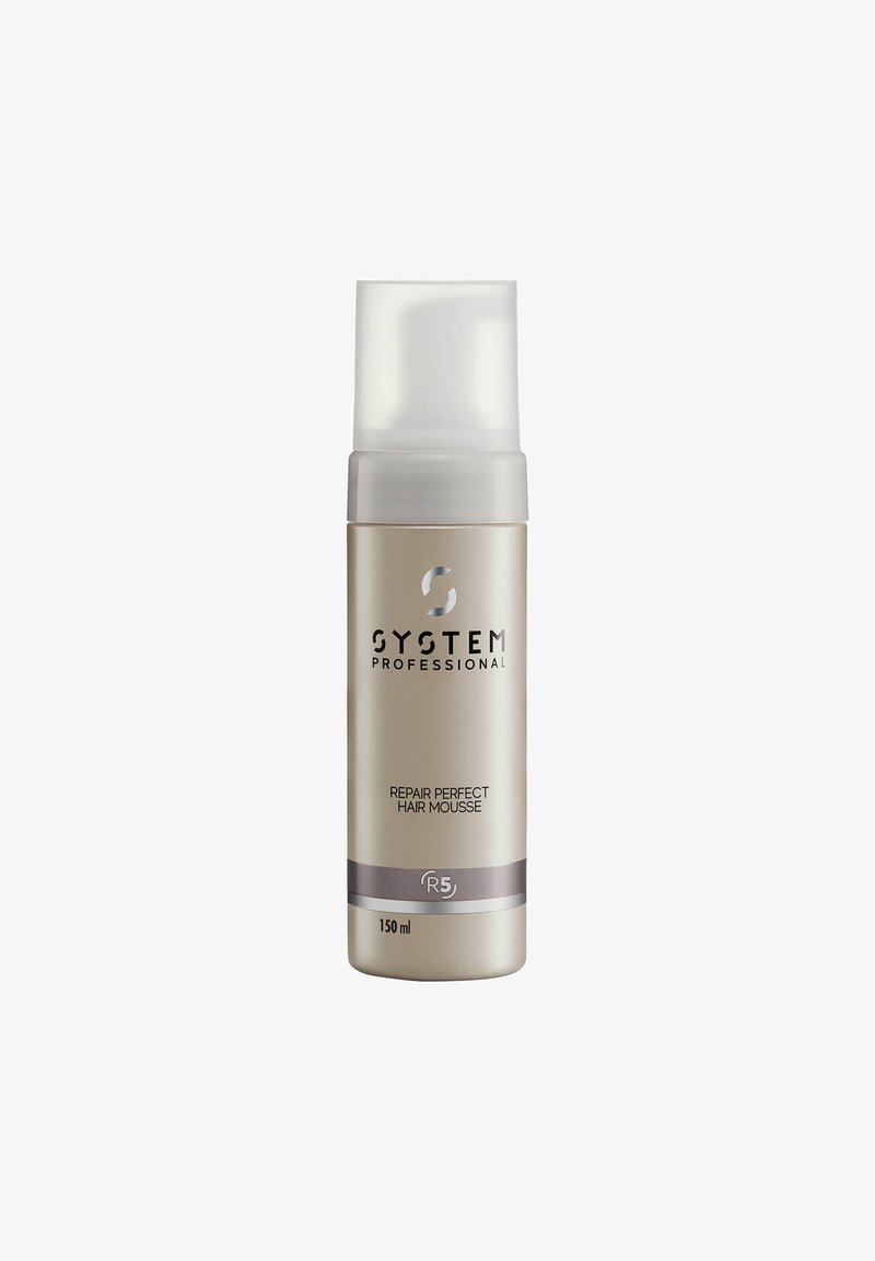 System Professional Repair Perfect Haarmousse in een beige cilindrische fles met een transparante pomp; 150 ml; heeft gedurfde zwarte tekst en een zilveren accent.