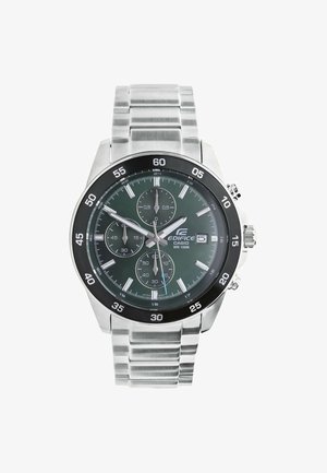 RVS-horloge met een groene wijzerplaat, zwarte bezel en zilverkleurige accenten. Voorzien van drie subdials en een armband van geborsteld metaal.