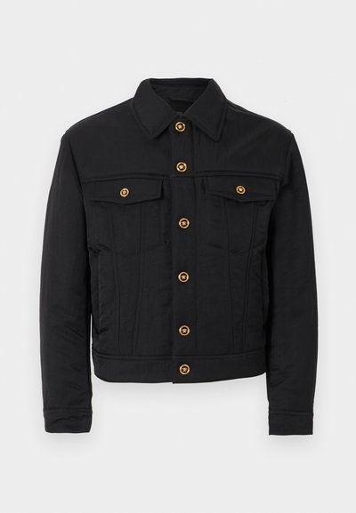 Μαύρο σακάκι με χρυσά κουμπιά στο μπροστινό μέρος, δύο τσέπες στο στήθος με καπάκι και χρυσά κουμπιά, μακριά μανίκια και κλασικό γιακά.