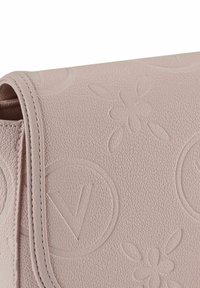 Borsa a tracolla in pelle rosa chiaro con motivi floreali e logo in rilievo, superficie testurizzata e bordi cuciti.