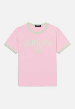 Rosa Baumwoll-T-Shirt mit kurzen Ärmeln, grünem geripptem Kragen und Ärmelausschnitten, mit "VERSACE"-Logo in einem ähnlichen Farbton bedruckt.