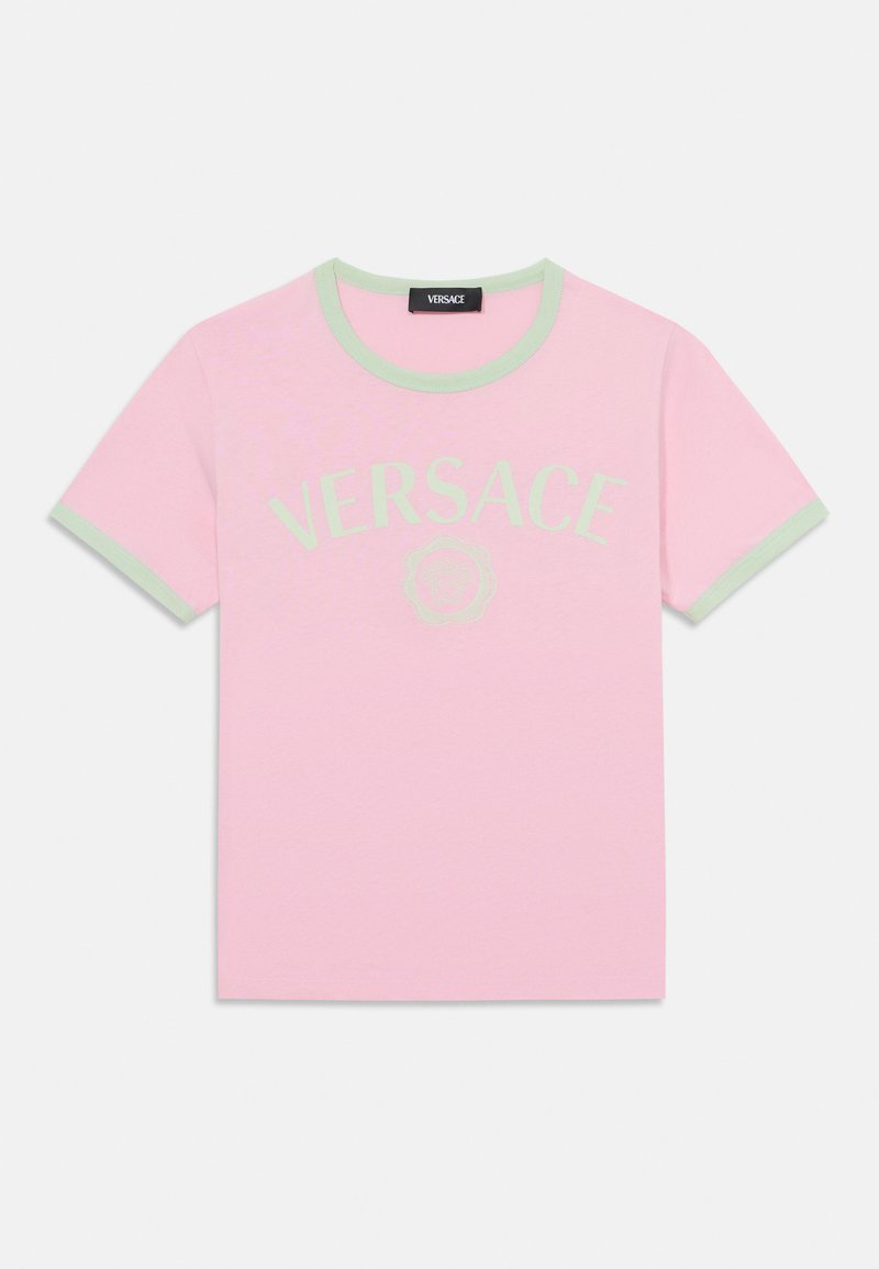 T-shirt de algodão rosa com mangas curtas, decote e acentos de manga em malha verde, com o logotipo "VERSACE" impresso em uma tonalidade semelhante.