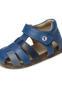 Sandal in pelle blu con punta aperta, caratterizzato da più cinturini e chiusura in velcro. Intersuola leggermente testurizzata e suola in gomma resistente.
