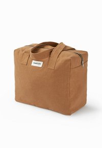 Sac fourre-tout en tissu marron, de forme rectangulaire, avec deux poignées courtes et une fermeture éclair. L'étiquette à l'avant indique "rivedroite."