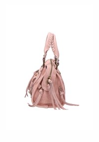 Borsa in suede rosa con forma arrotondata, manici superiori e frange decorative. Dotata di chiusura con zip e dettagli in hardware color oro.