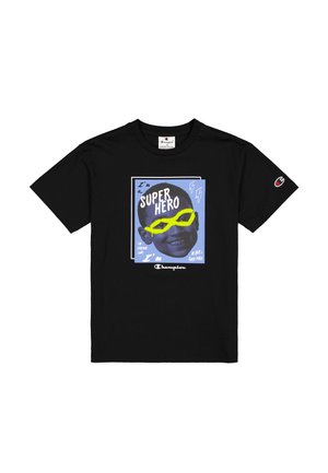 Camiseta de algodón negra con un estampado gráfico que muestra el rostro de un niño, gafas de sol amarillas y un texto en negrita que dice "Soy un SUPER HÉROE" sobre un fondo azul.