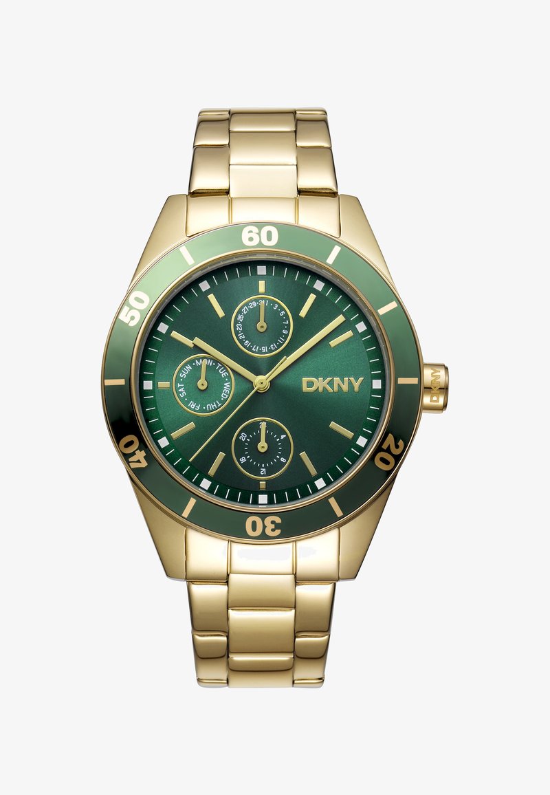 Montre-bracelet dorée avec une lunette et un cadran verts. Elle dispose de trois sous-cadrans, d'index horaires dorés et d'un bracelet en métal maillé.