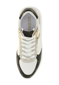 Sneaker bianco con tomaia in maglia, dettagli in suede, hardware dorato e un pannello nero a motivi. Presenta lacci piatti e suola testurizzata.