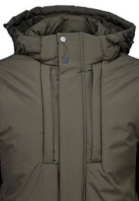 Olivengrøn isoleret jakke med høj krave, to trykknapper og hætte med snøring. Har polstret tekstur og forreste lodrette sømme.