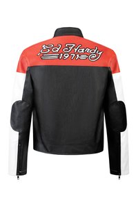 Svart och röd läderjacka med vita accenter. Har en kviltad textur, sidofickor med dragkedja och "Ed Hardy 1971" broderat på ryggen.