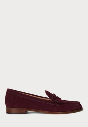 Mocassin pour femme en suède bordeaux avec petit talon en bois et couture style mocassin sur l'avant, présenté sur fond blanc.