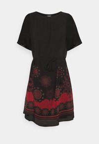 Černé krátké šaty s krátkým rukávem a kulatým výstřihem, s červeným vzorovaným lemem a páskem k zavázání v pase. Vyrobené z lehké látky.