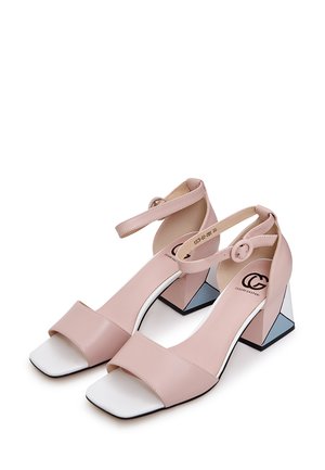 Roze leren blokhak sandalen met een open teen en enkelband. Kenmerkend voor het geometrische hakontwerp met witte en blauwe accenten.
