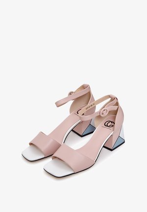 Rosa Leder-Sandalen mit Blockabsatz, offenen Zehen und Knöchelriemen. Merkmale ein geometrisches Absatzdesign mit weißen und blauen Akzenten.