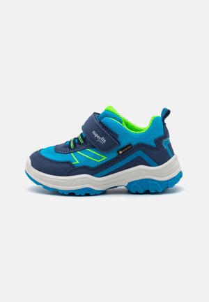 Blaue und grüne Kinderschuhe mit atmungsaktivem Mesh, Klettverschluss, strukturiertem Sohlenprofil und verstärkter Zehenkappe. Langlebiges Gore-Tex-Material.