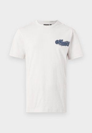 Valkoinen lyhythihainen pyöreäkauluksinen t-paita, jossa sininen "Napapijri Since 1987" -logo vasemmassa rinnassa.