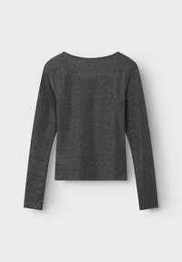 Lange mouwen, ronde hals top in donkergrijs met een textuurafwerking. Eenvoudig, cropped ontwerp met rechte zoom en zijspleten.
