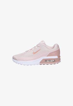 Zapatilla Nike Air Max de color rosa claro con suela blanca, parte superior de malla, amortiguador de aire visible en el talón y logo de swoosh de Nike en rosa en el lateral.