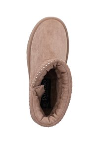 Stivaletto alla caviglia in pelle scamosciata marrone con punta rotonda, collo morbido e piccoli borchietti decorativi lungo il bordo. Interno con fodera soffice.