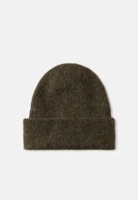 Oliven grøn beanie hat lavet af blødt uld, med en rund top og et foldet manchet-design, samt en let fuzzy tekstur.