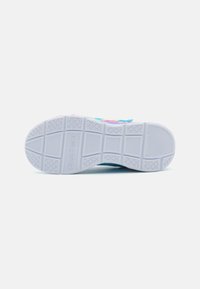 Skechers sneakersåle med en teksturert hvit gummioverflate, som har multidireksjonale grep mønstre og et merket logo.