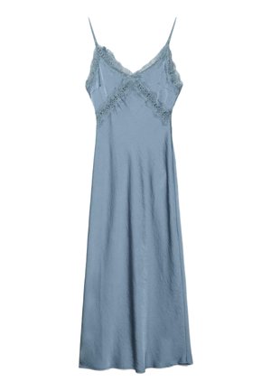 Vestito slip in raso azzurro chiaro con bordatura in pizzo lungo la scollatura a V e sottili spalline spaghetti, silhouette lunga e fluente.