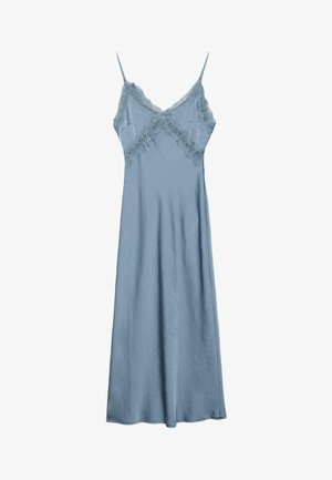 Vestito slip in raso azzurro chiaro con bordatura in pizzo lungo la scollatura a V e sottili spalline spaghetti, silhouette lunga e fluente.