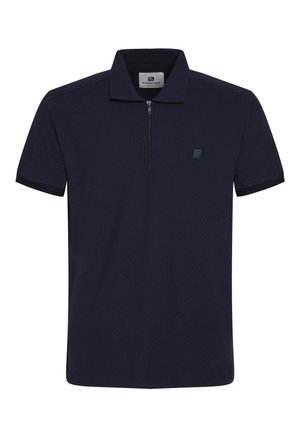 Polo de marina con mangas cortas, tejido texturizado, cremallera frontal de medio largo y detalles de acento oscuro contrastantes alrededor del cuello y las mangas.