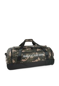 Bolsa de deporte con un patrón de camuflaje en verde y marrón, cuenta con acentos negros, un bolsillo con cremallera y asas resistentes para un fácil transporte.