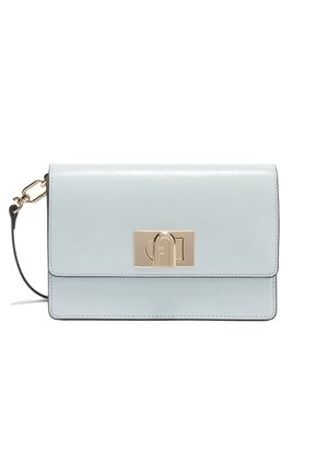 Hellblauer rechteckiger Lederclutch mit goldfarbenem rechteckigem Verschluss und kurzem schwarzem Riemen mit goldener Hardware.