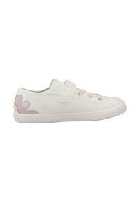 Zapatilla de lona blanca con una correa de velcro, acento de flor rosa en el talón y detalle en amarillo pastel; suela de goma blanca texturizada.