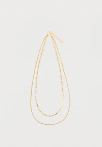 Guldtonet lagdelt halskæde med to strenge: en glat og tynd, den anden tekstureret med et kædedesign. Lukning bagpå.