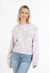 Maglione lavorato a maglia in colori pastello (rosa, blu, bianco) con scollatura rotonda, orlo a coste e maniche ampie. Design casual e con texture.