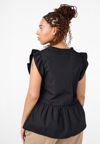 Čierna peplum blúzka vyrobená z bavlny, s ruffles na rukávoch, nazberaným pásom a okrúhlym výstrihom. Hladká textúra, jednoduchý dizajn.