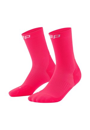 Helle pinkfarbene Sportsocken mit einem gerippten Muster, die ein weißes Logo an der Oberseite sowie verstärkte Zehen- und Fersenpartien für mehr Haltbarkeit aufweisen.